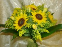 Bouquet di girasoli e roselline gialle o altro colore 