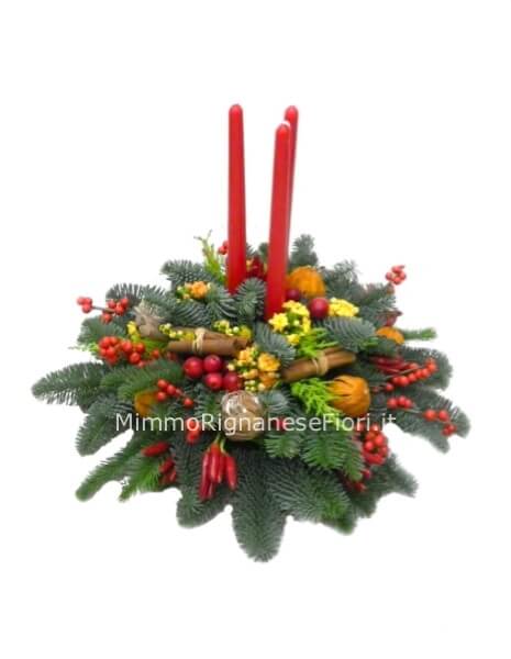 Composizione centrotavola con candela, abete e fiori di stella di natale